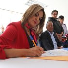 Linda Romero y Bolívar Armijos en la firma de su precandidatura.