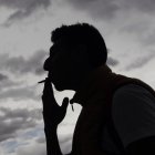 En la imagen de archivo, un hombre fuma un cigarrillo.