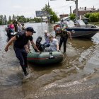 Los equipos de rescate evacuan a los residentes de una plaza inundada en Kherson, Ucrania, el 8 de junio de 2023, en medio de la invasión rusa. Ucrania acusó a las fuerzas rusas de destruir una presa