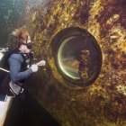 Se registró al explorador de buceo e investigador médico Joseph Dituri, mientras observa el hábitat del albergue submarino Jules" Undersea Lodge, ubicado en el fondo de una laguna.