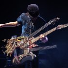 Steve Vai inició su carrera como transcriptor de música para Frank Zappa.