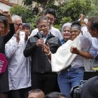 El presidente de Colombia, Gustavo Petro (c), acompañado por la vicepresidenta, Francia Márquez (c-i); la ministra de Minas y Energía, Irene Vélez (i), entre otros, habla ante sus simpatizantes reunidos en la Casa del Florero, hoy, en el centro de Bogotá (Colombia), durante una jornada en la que cientos de ciudadanos se manifiestan en apoyo a las reformas a la salud, laboral y de pensiones presentadas por su Gobierno y que están empantanadas en el Congreso debido a la crisis por las revelaciones sobre supuestas irregularidades en la financiación de su campaña electoral de 2022. EFE/ Mauricio Dueñas Castañeda