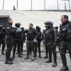 Integrantes de la policía nacional de Ecuador esperan hoy, frente a la cárcel de El Inca, en Quito (Ecuador)