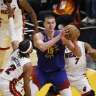 Nikola Jokic, de Nuggets (d), se convirtió ya en el primer deportista en anotar 32 puntos en un partido de finales de NBA.