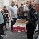 Ramallah (---), 08/06/2023.- Un experto en explosivos palestino lleva una caja cerca de la casa destruida del preso palestino Islam Froukh, que fue demolida por las fuerzas israelíes.