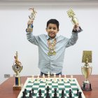 El pequeño con varios de los trofeos que ha ganado desde hace dos años en que empezó la práctica.