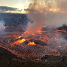 El Servicio Geológico estadounidense (USGS, en inglés) confirmó en sus redes sociales que el Kilauea entró en erupción en el cráter Halemaumau, lejos de zonas habitadas.
