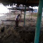 Daño. Ayer, la ciudadanía limpiaba las zonas afectadas por el aguaje.