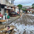 Actividad. Las familias han alterado sus rutinas en medio de los daños en sus viviendas y el lodo acumulado.