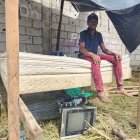 Segundo perdió su vivienda con el desbordamiento del río Teaone y elaboró un refugio temporal con elementos que le regalaron.