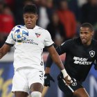 AME4657. QUITO (ECUADOR), 06/06/2023.- Richard Mina (i) de Liga de Quito controla el balón hoy, en un partido de la fase de grupos de la Copa Sudamericana entre Liga de Quito y Botafogo en el estadio Rodrigo Paz Delgado, en Quito (Ecuador). EFE/ José Jácome