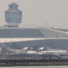Aviones en el aeropuerto LaGuardia mientras el humo de los incendios forestales que arden en Canadá