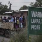 Aldeanos filipinos que viven al pie del volcán Mayon viajan en un camión durante una evacuación masiva en la ciudad de Daraga, provincia de Albay, Filipinas, el 9 de junio de 2023.