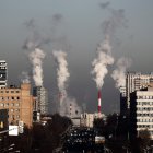 Imagen de archivo de grandes columnas de humo de las chimeneas de una central térmica en Moscú. EFE/Maxim Shipenkov RUSSIA COP25:Moscow (Russian Federation), 22/11/2019.- Smoke rises from chimneys of the gas boiler house as the temperature dropped to minus 10 degrees Celsius in Moscow, Russia, 22 November 2019. The COP25 World Climate Change Conference will take place from 02 to 13 December in Madrid. (Rusia, Moscú) EFE/EPA/MAXIM SHIPENKOV