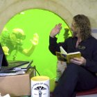 Joseph Dituri mientras observa desde la ventanilla del albergue submarino Jules" Undersea Lodge.