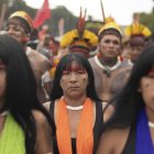 Indígenas de varios pueblos reunidos en el Campamento Tierra Libre (ATL), protestan durante un acto llamado "Ouro de Sangue" (Oro de Sangre) en contra del incremento de la minería en sus territorios.