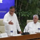El presidente de Colombia Gustavo Petro (i), acompañado del presidente de Cuba Miguel Díaz Canel (d), habla durante el cierre de la tercera ronda de conversaciones de paz hoy en La Habana (Cuba). El presidente colombiano, Gustavo Petro, aseguró este viernes, durante el cierre de la tercera ronda de conversaciones entre el ELN y el Gobierno, que la paz entre ambas partes se podría lograr en mayo de 2025. EFE/Ernesto Mastrascusa