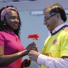 Fotografía de archivo, tomada en mayo de 2022, en la que se registró al presidente de Colombia, Gustavo Petro, durante un acto de campaña antes de ser elegido, junto a la campeona olímpica colombiana María Isabel Urrutia y quien fuera su ministra del Deporte. EFE/Carlos Ortega