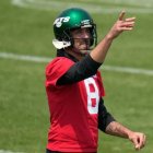 Aaron Rodgers, a sus 39 años, sigue jugando al fútbol americano.