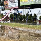 Suciedad. Una laguna se formó en la zona verde y el paso está cerrado.