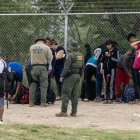 Agentes de la Patrulla Fronteriza de EE.UU. participan en la captura de migrantes en la frontera con México en un punto de Texas, en una fotografía de archivo.