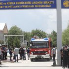 Policías y servicios de emergencia en la entrada de la Fábrica de Cohetes y Explosivos de la Industria de Maquinaria y Química (MKE) en Elmadag, en las afueras de Ankara, Turquía, 10 Junio ​​de 2023.