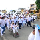 Decenas de ciudadanos, vestidos con camisetas blancas salieron a las calles para ser parte de la marcha Durán unidos por la paz.