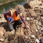 El profesor Jochen Brocks inspecciona sedimentos de 1.640 millones de años en busca de moléculas de la biota protosterol. Barney Creek, norte de Australia. Cedida por la Universidad Nacional Australiana