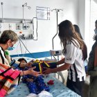 Fotografía cedida por la Presidencia de Colombia de la primera dama de Colombia, Verónica Alcocer (i), durante su visita hoy, a los niños rescatados en Bogotá (Colombia).