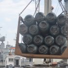 Embarque. En el BAE Calicuchima se enviarán 6 mil tanques de gas doméstico y 2 mil para el sector comercial. 2. Amanecida. Desde la madrugada los habitantes hacen fila fuera de Petrocomercial para tratar de conseguir un tanque de gas. 3. Protesta. En Santa Cruz y San Cristóbal hicieron marchas para exigir fin al monopolio de la carga.