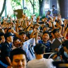 Los hinchas asiáticos abarrotaron el hotel de la selección.