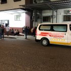 En una ambulancia llevaron a Bella al hospital Martín Icaza y ahí la volvieron a internar.