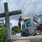 Un hombre mete sus pertenencias en su moto de tres ruedas durante la evacuación de las inmediaciones del volcán Mayón, al este de la isla filipina de Luzón,