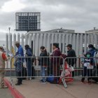Migrantes hacen fila afuera de la garita internacional del Chaparral, el 10 de junio de 2023, en la ciudad fronteriza de Tijuana (México).