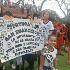 Actividad. Decenas de niños y adolescentes participaron en la cancha.