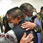 El presidente colombiano Gustavo Petro (d) abraza a Narciso Mucutuy, abuelo de los niños rescatados, durante su visita en Bogotá.