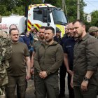 Kherson (Ukraine), 08/06/2023.- Ukrainian President Volodymyr Zelensky (C) speaks to Ihor Klymenko (R), head of the National police of Ukraine, during a visit to Kherson, Ukraine, 08 June 2023, amid the Russian invasion. Ukraine has accused Russian forces of destroying a critical dam and hydroelectric power plant on the Dnipro River in the Kherson region along the front line in southern Ukraine on 06 June, leading to the flooding of a number of settlements. (Inundaciones, Rusia, Ucrania) EFE/EPA/MYKOLA TYMCHENKO