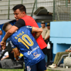 César Farías (rojo) golpeó al argentino Brian Oyola, quien se acercó a reclamarle por antes haber agredido a un compañero