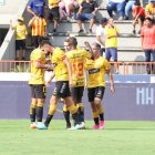 Festejo amarillo: Fernando Gaibor, Titi Ortiz, Damián Díaz y Francisco David Fydriszewski en el estadio Chucho Benítez.