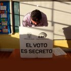 Sufragio. El voto de los empadronados en el país es obligatorio. Quienes residen en el exterior es voluntario.