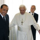 El papa Benedicto XVI recibe en el Vaticano en 2008 al entonces primer ministro italiano, Silvio Berlusconi.