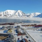 Longyearbyen es el mayor asentamiento del archipiélago de las islas Svalbard, situadas en el océano Glacial Ártico y pertenecientes a Noruega.