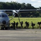 Soldados cuando desembarcaban tras aterrizar en el aeropuerto de San José del Guaviare.