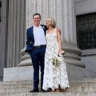 Naomi Watts con su esposo salen del juzgado.