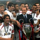 El presidente del AC Milan, Silvio Berlusconi (C), celebra con los jugadores después de ganar al Liverpool durante la final de la UEFA Champions League en el estadio olímpico de Atenas, Grecia, el 23 de mayo de 2007.