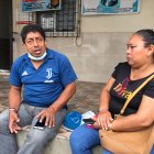 Gilbert Barbera y una prima esperan noticias sobre el estado de su madre, Bella Moncayo, quien permanece en cuidados intensivos del Hospital Martín Icaza, de Babahoyo.