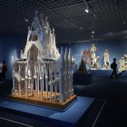 Tokio. Un visitante fotografía una maqueta. La muestra abre este martes 13 de junio, pero hubo una presentación previa.