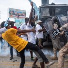 Los policías tratan de contener una arremetda  de un grupo de manifestantes.