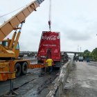 Hecho. Recién cerca de las 14:00 de ayer, el camión fue retirado.