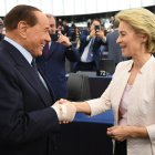 El ex primer ministro italiano Silvio Berlusconi (L) del Grupo del Partido Popular Europeo felicita a la Ministra de Defensa alemana y recién elegida Presidenta de la Comisión Europea, Ursula von der Leyen (R), después de una votación en el Parlamento Europeo en Estrasburgo, Francia. 16 de julio de 2019.